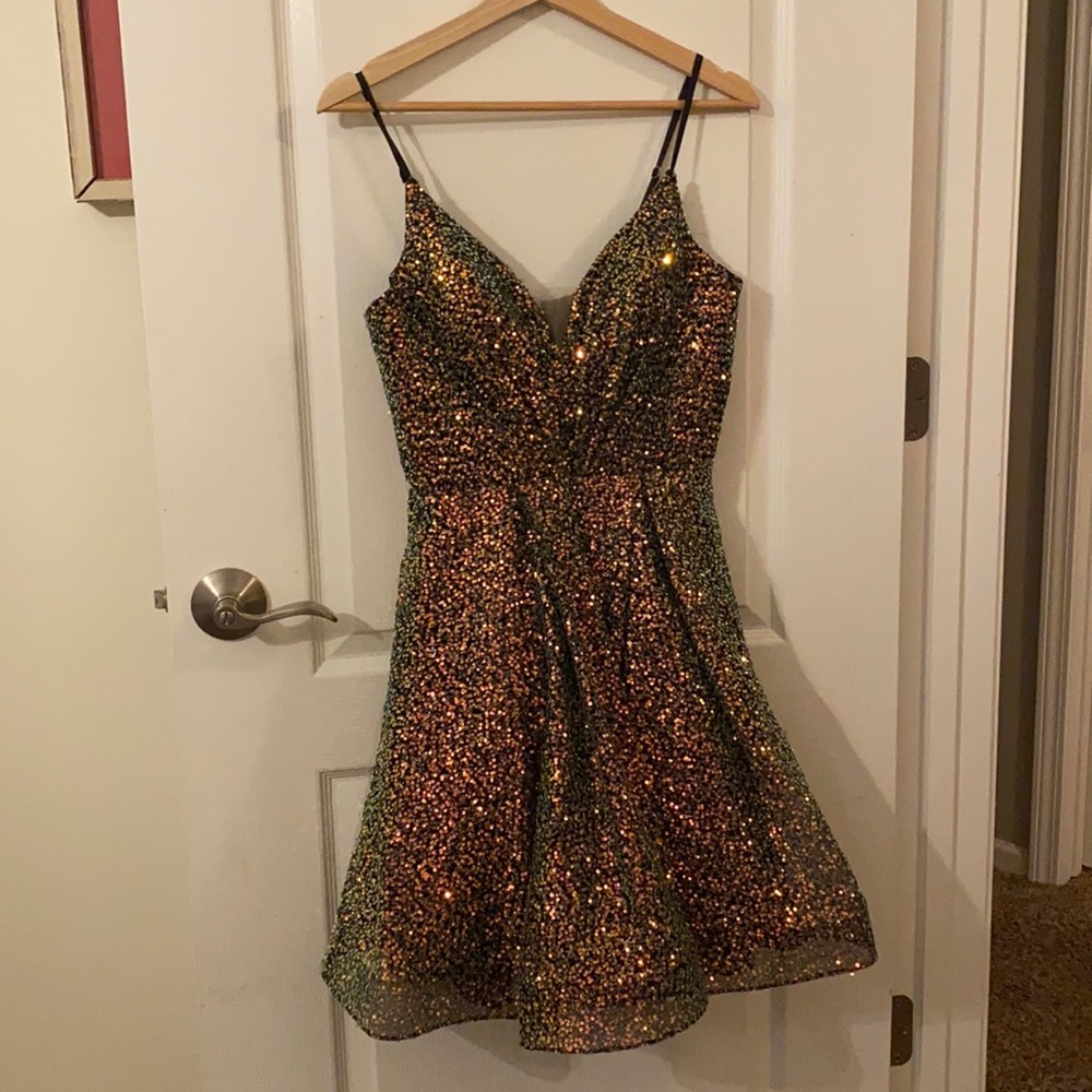 Gorgeous homecoming/pageant dress. Black spaghetti strap with gold sequin, sz6